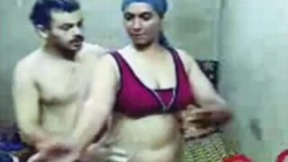 سكس صعيدي ينيك مراتة فى اوضة النوم نيك نار