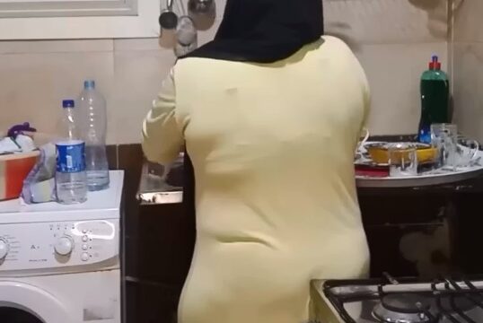 روتين انوش تحك طيزها في البوتجاز