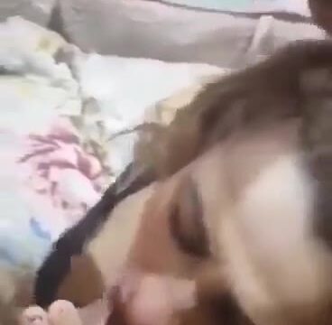 الشرموطه ماسكه الزبر عماله ترضع فيه وتمص بمزاج وتنام تاخده فى كسها تتكيف منه وتلاعب بزازها