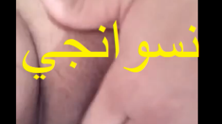 فيديو لشرموطه بتلعب في كسها عشان تهيج حبيبها علي الكام وتدلعه